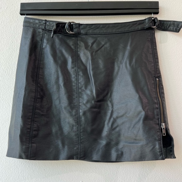 Free people faux leather mini skirt in size 4; Y2K, retro, bohemian - Picture 2 of 9